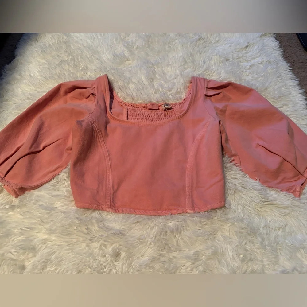 NWT Levi’s pink slim cropped fit top